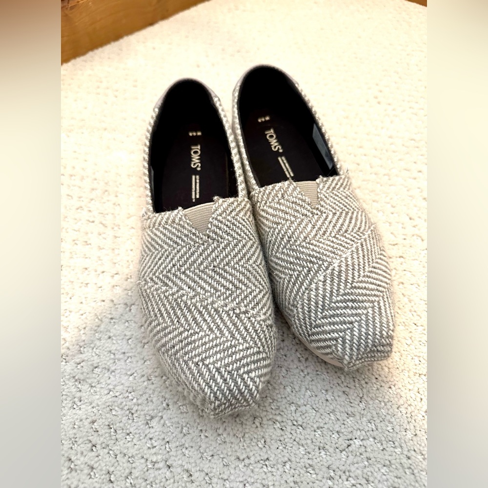 Tom’s classic slip on shoes size 6.5 grey